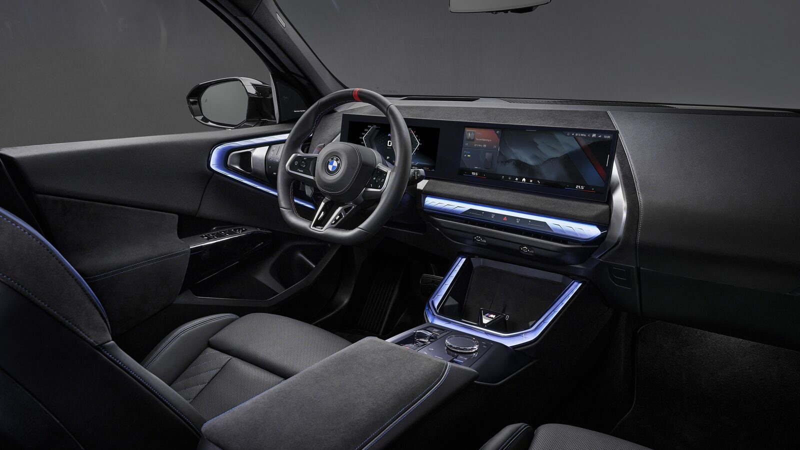 Interiör i BMW X3 M50 xDrive med Black Package, svart Alcantara och blå stämningsbelysning