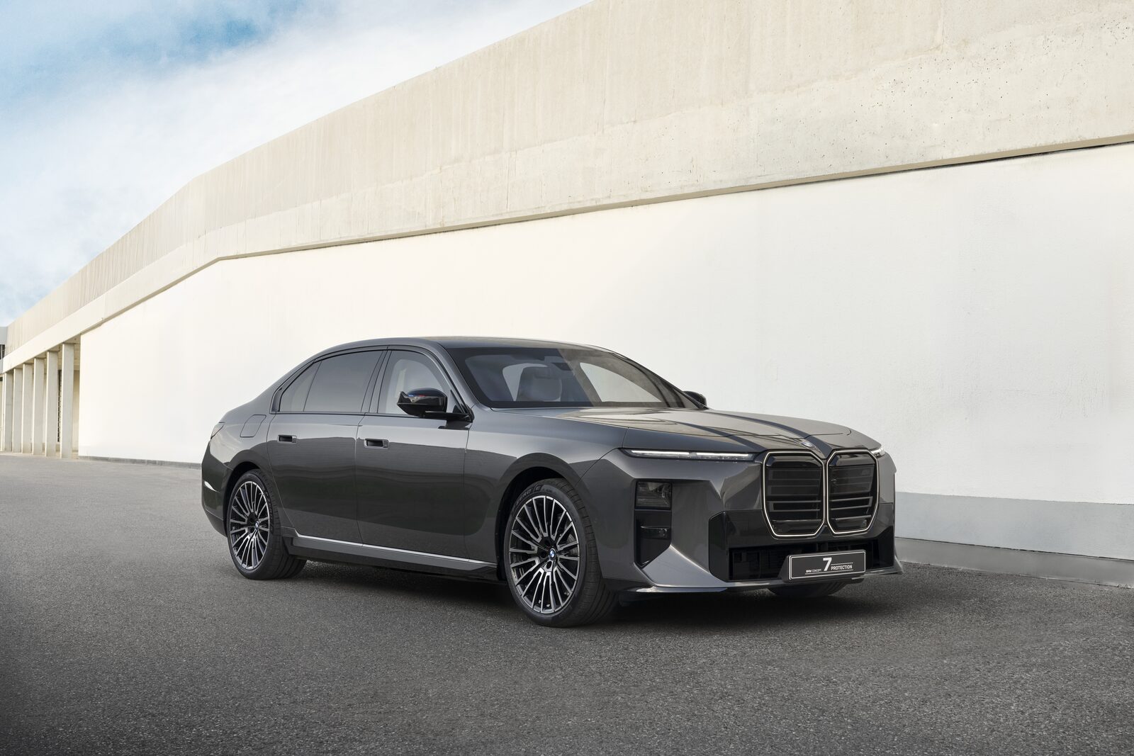 Mörkgrå BMW Concept 7 Protection snett framifrån på en betongramp
