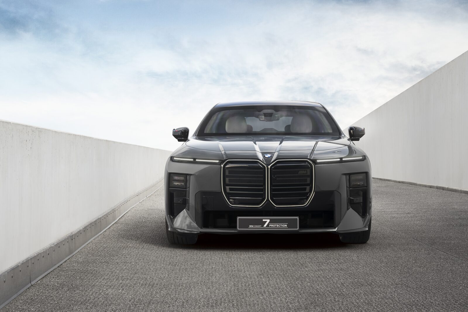BMW Concept 7 Protection rakt framifrån med den stora njurgrillen och skylten Concept 7 Protection