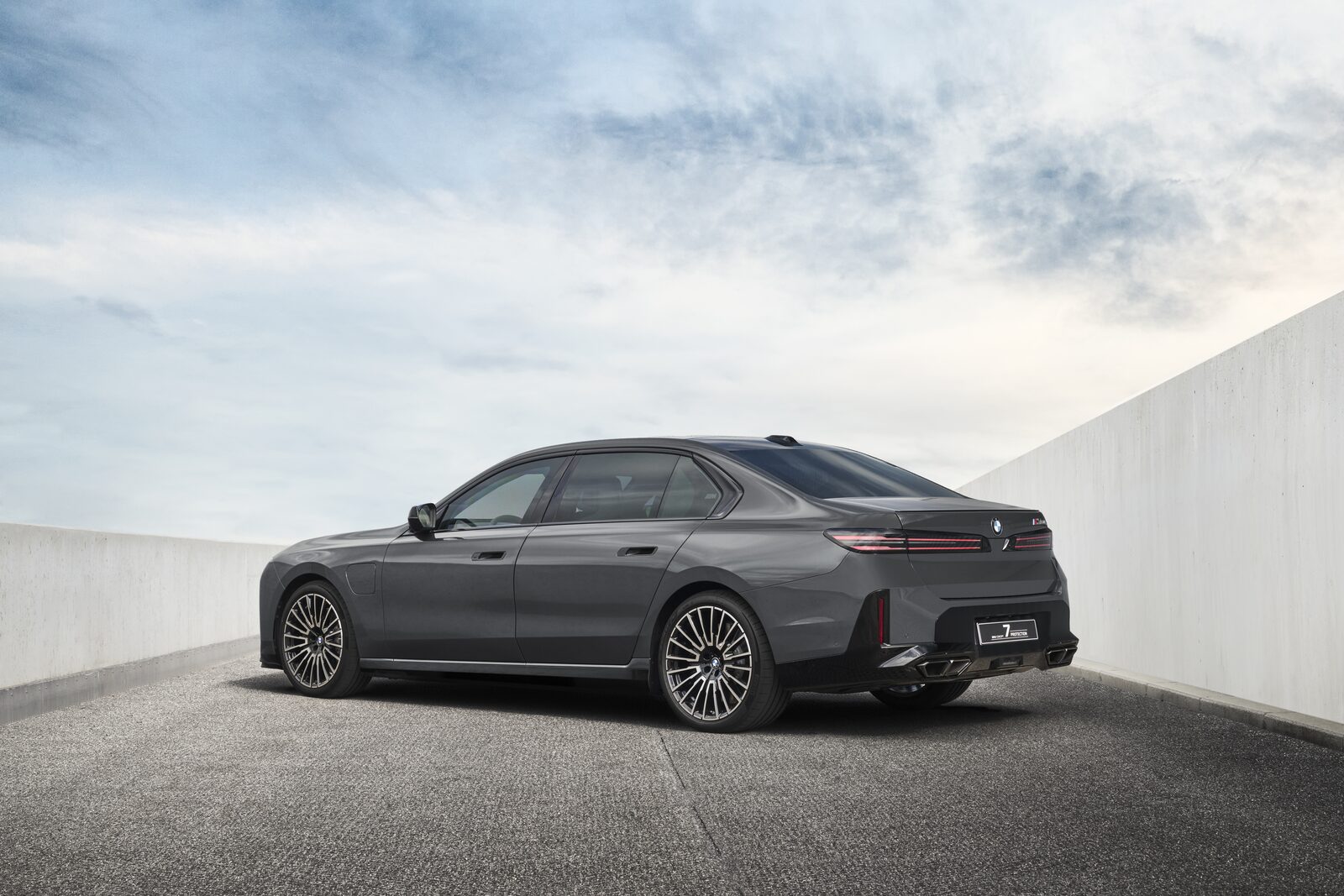Mörkgrå BMW Concept 7 Protection snett bakifrån på en betongramp
