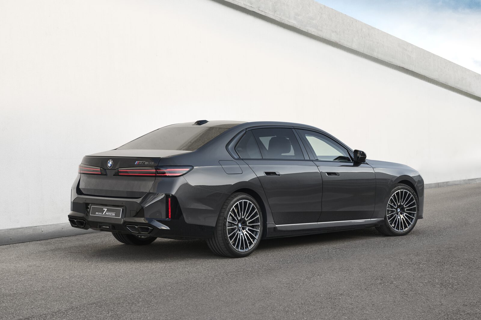 BMW Concept 7 Protection snett bakifrån med den långa sidolinjen i fokus