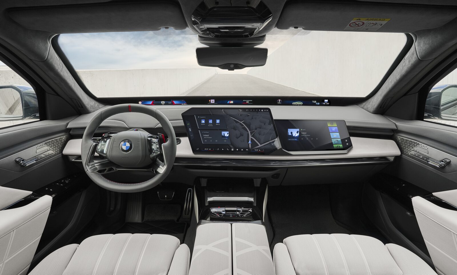 Förarmiljön i BMW Concept 7 Protection med böjd skärm och ljus skinnklädsel