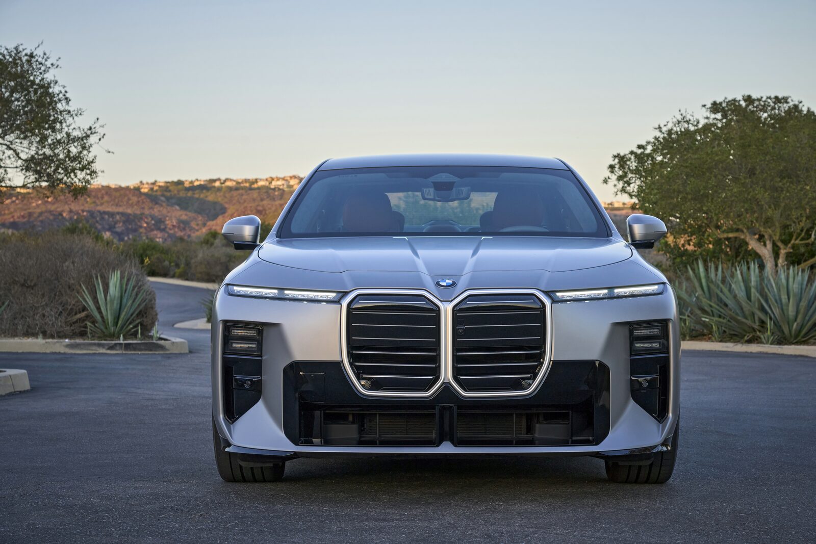 Fronten på BMW 7-serien efter ansiktslyftningen, med belysta njurramar och smala strålkastare