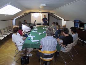 Instrukt�rerna g�r igenom dagens �vningar samt ger nyttiga tips