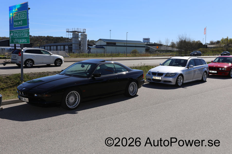 BMW 840i i konvojkön vid E6-avfarten