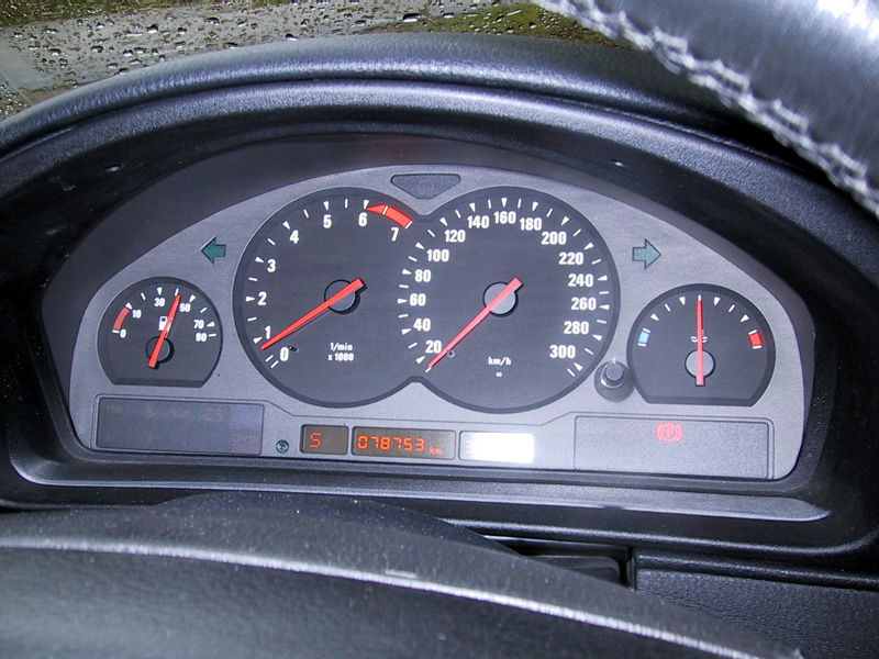 BMW 850CSi – Teknikspäckat prestandalok som tangerar M-status