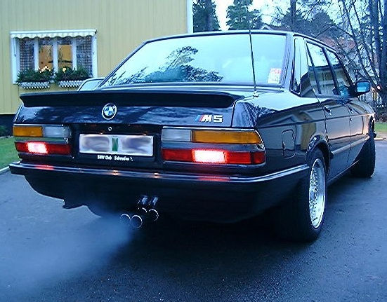 BMW M5 E28 – Explosiv trendsättare – BMW:s första Supersedan!