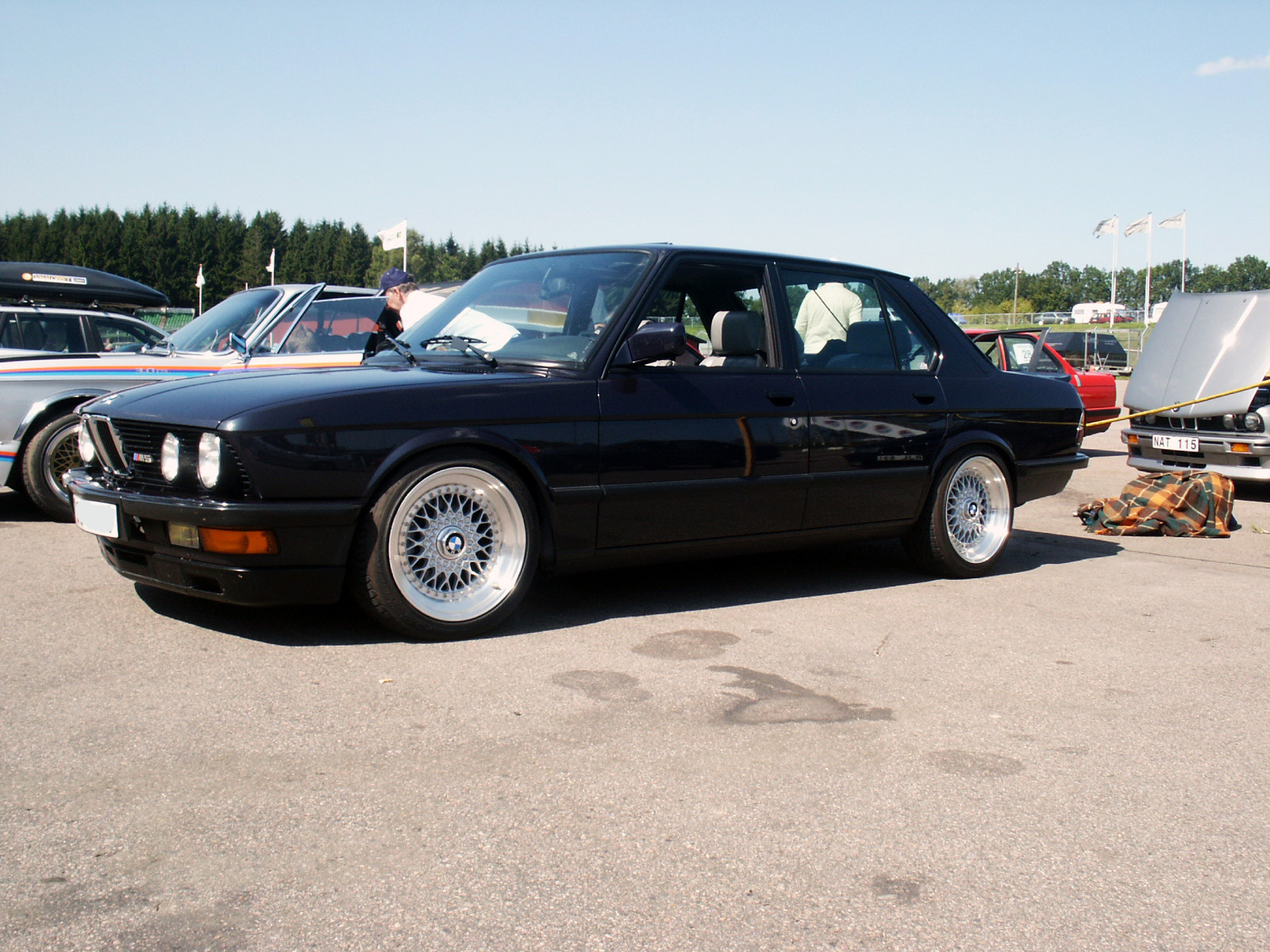 BMW M5 E28 – Explosiv trendsättare – BMW:s första Supersedan!