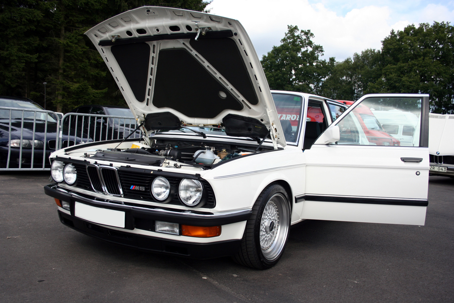 BMW M5 E28 – Explosiv trendsättare – BMW:s första Supersedan!