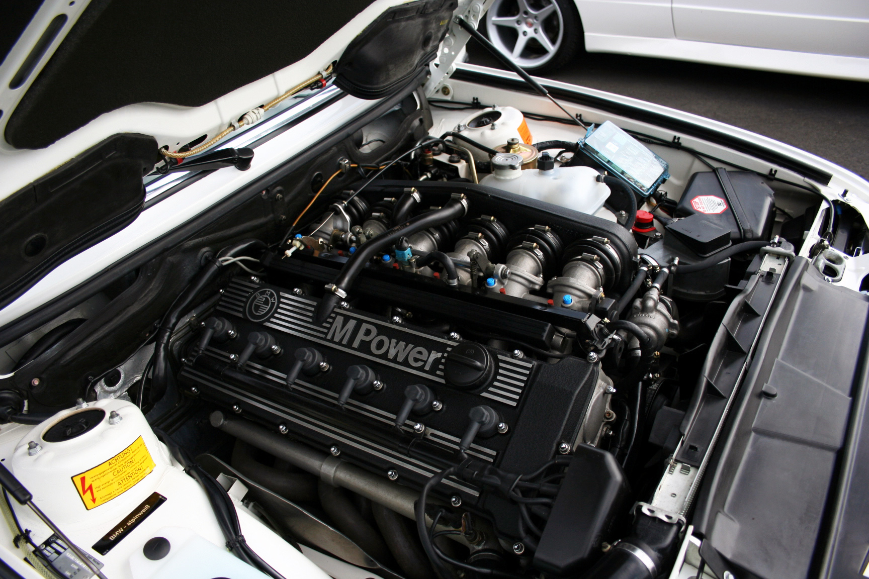 BMW M5 E28 – Explosiv trendsättare – BMW:s första Supersedan!