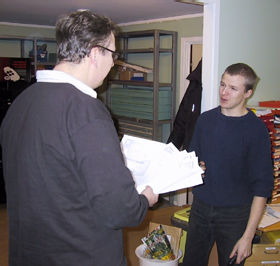 Lasse ger Christer mer jobb
