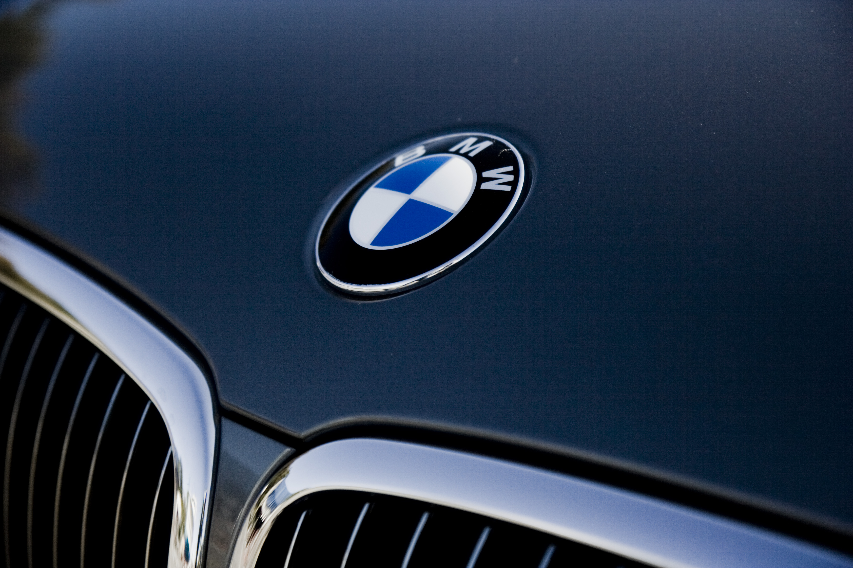 BMW 750i – Tungviktare i joggingdräkt och lågskor