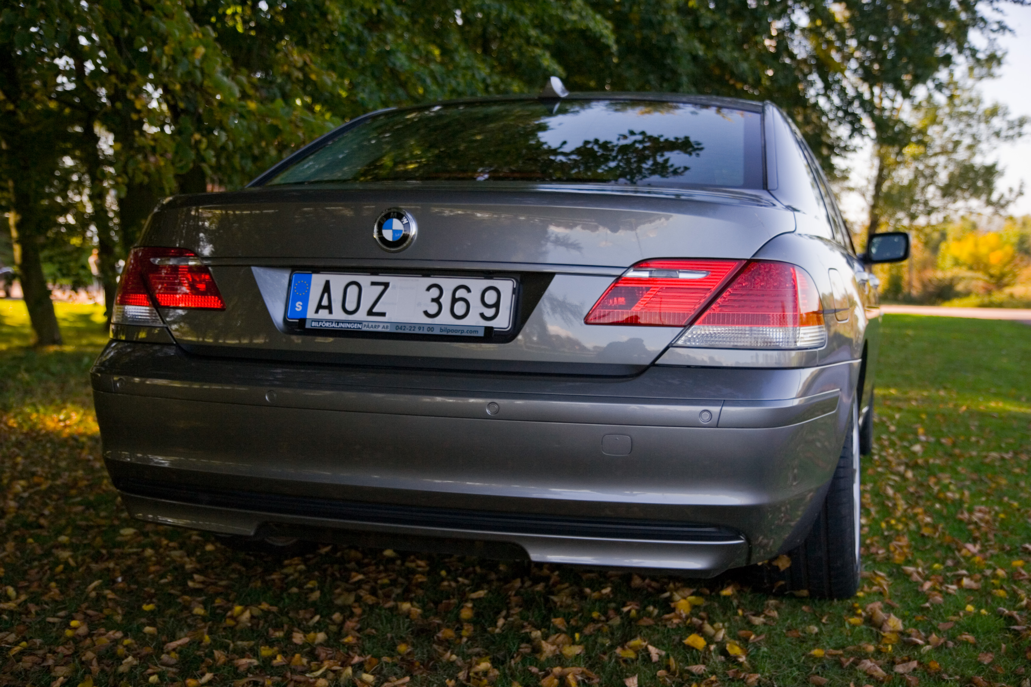 BMW 750i – Tungviktare i joggingdräkt och lågskor