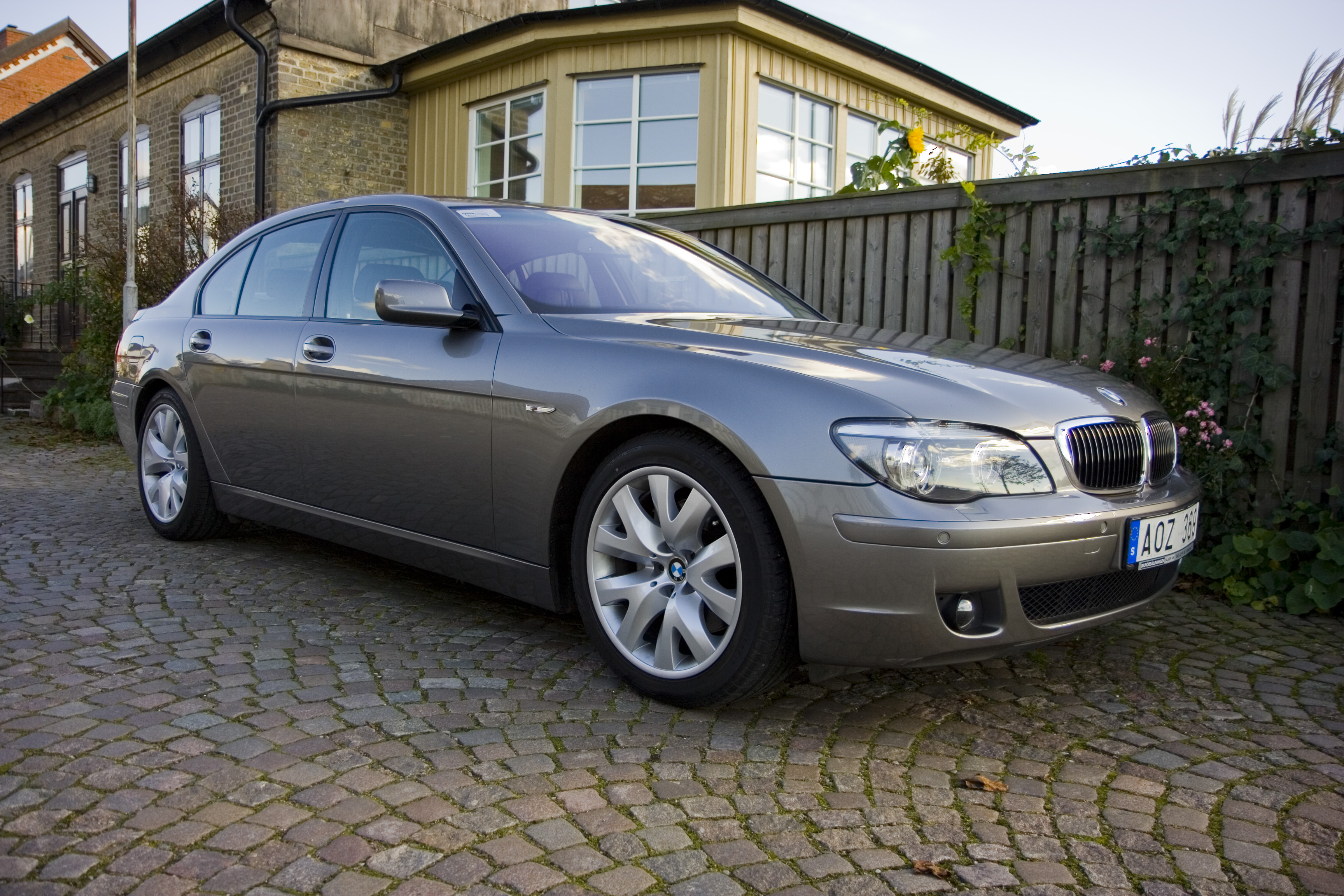 BMW 750i – Tungviktare i joggingdräkt och lågskor