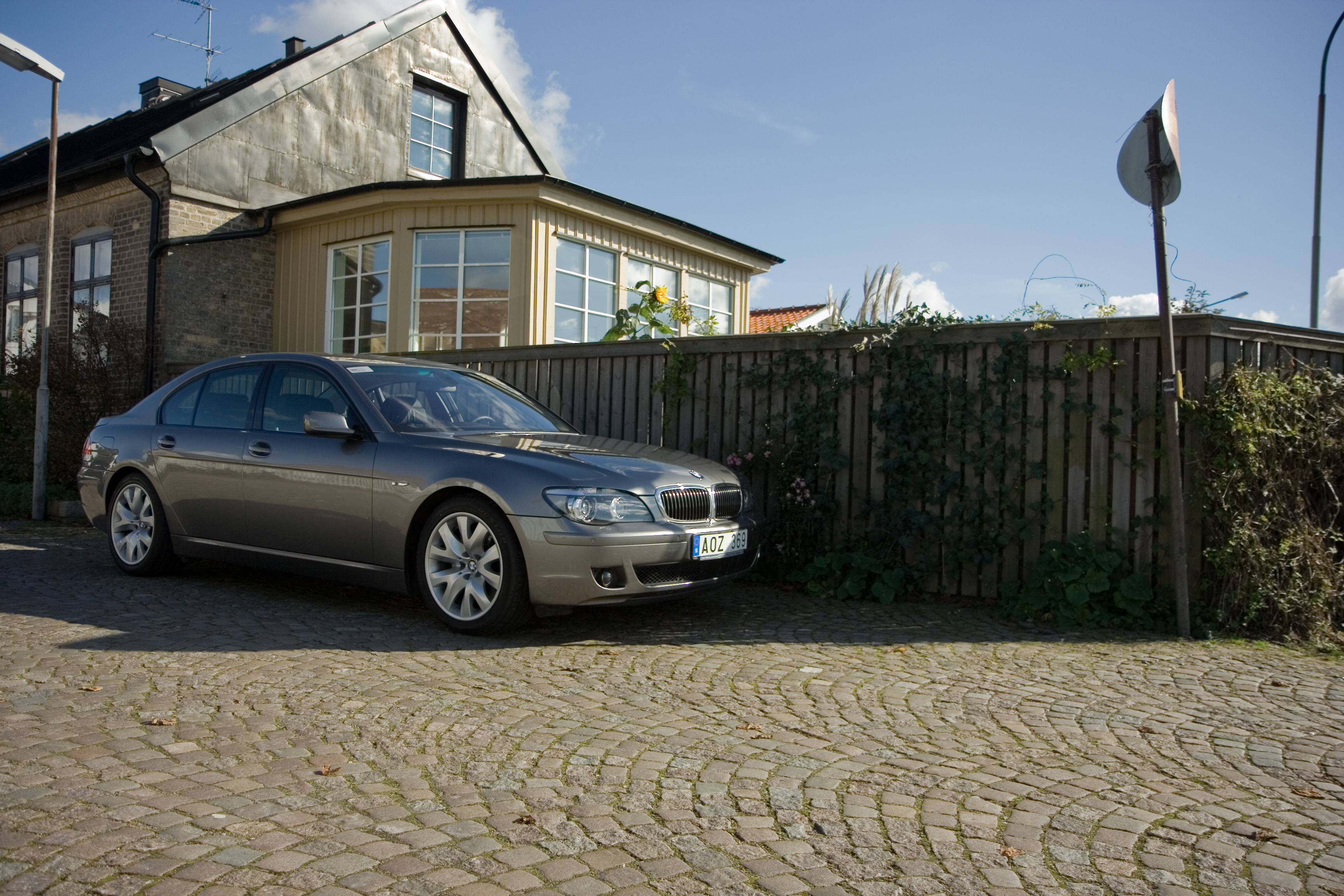 BMW 750i – Tungviktare i joggingdräkt och lågskor
