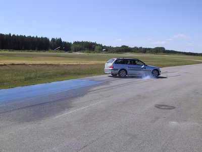 Broms i kurva med Mini Cooper