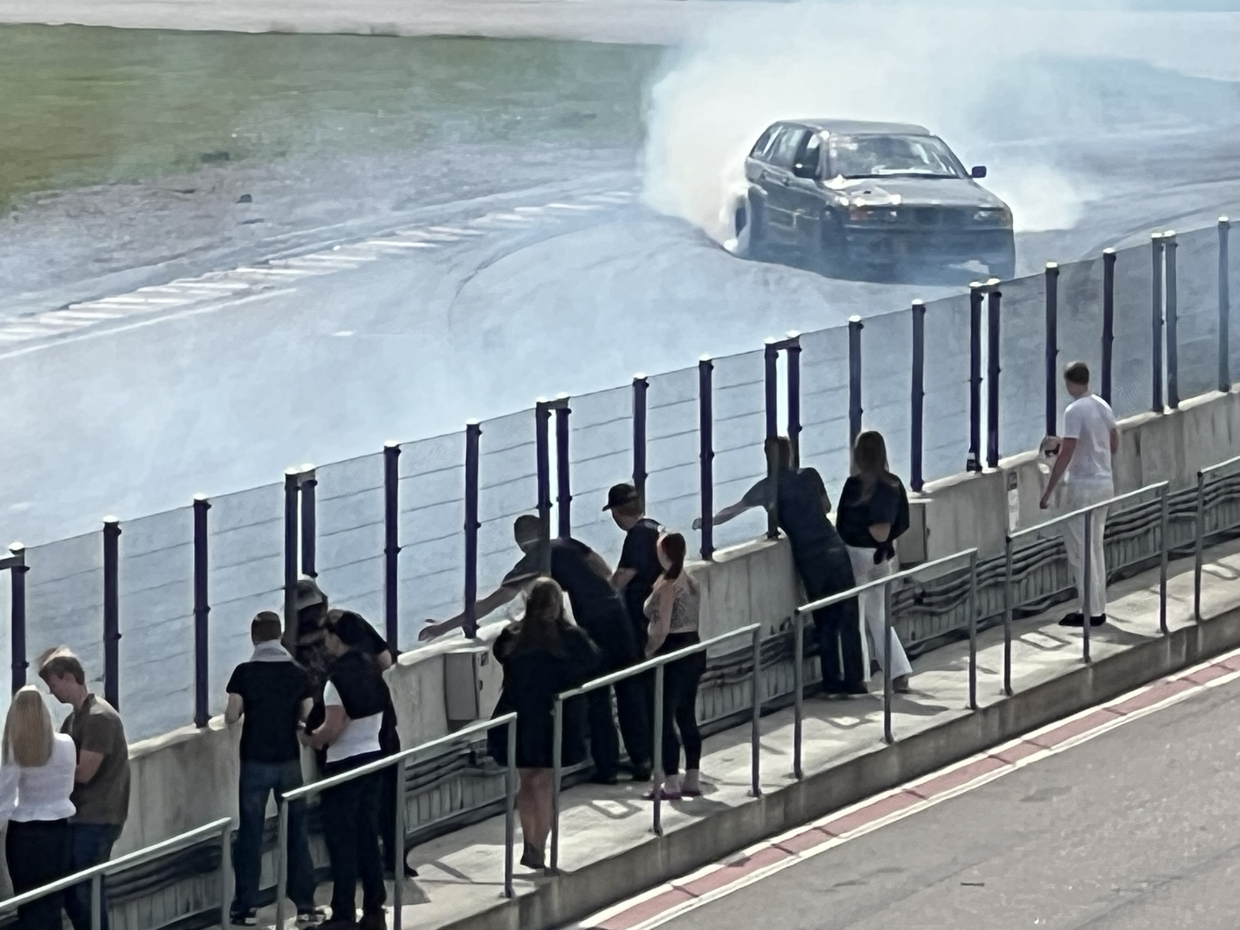 Drifting — camping i bakgrunden
