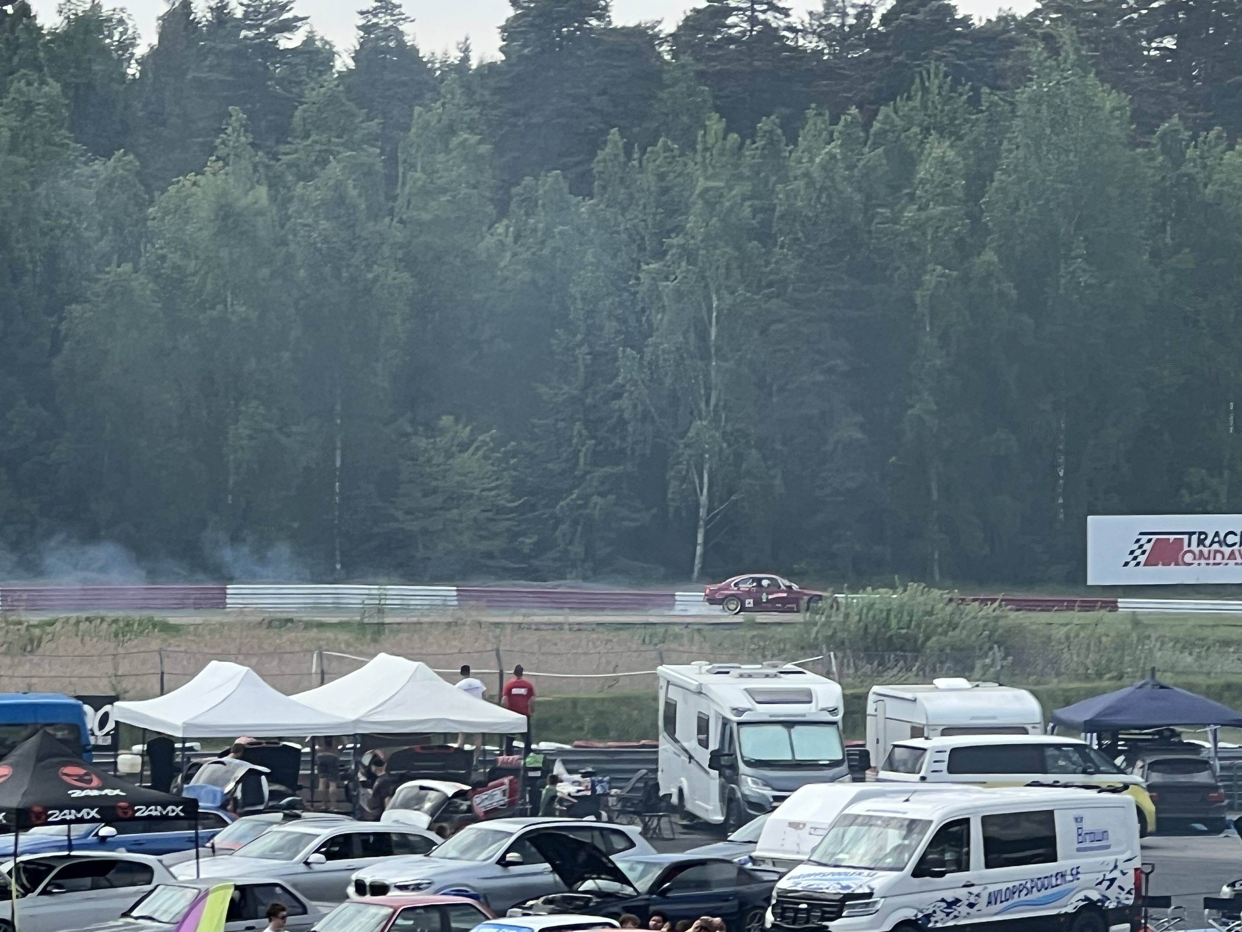 Lila E36 — rökridå