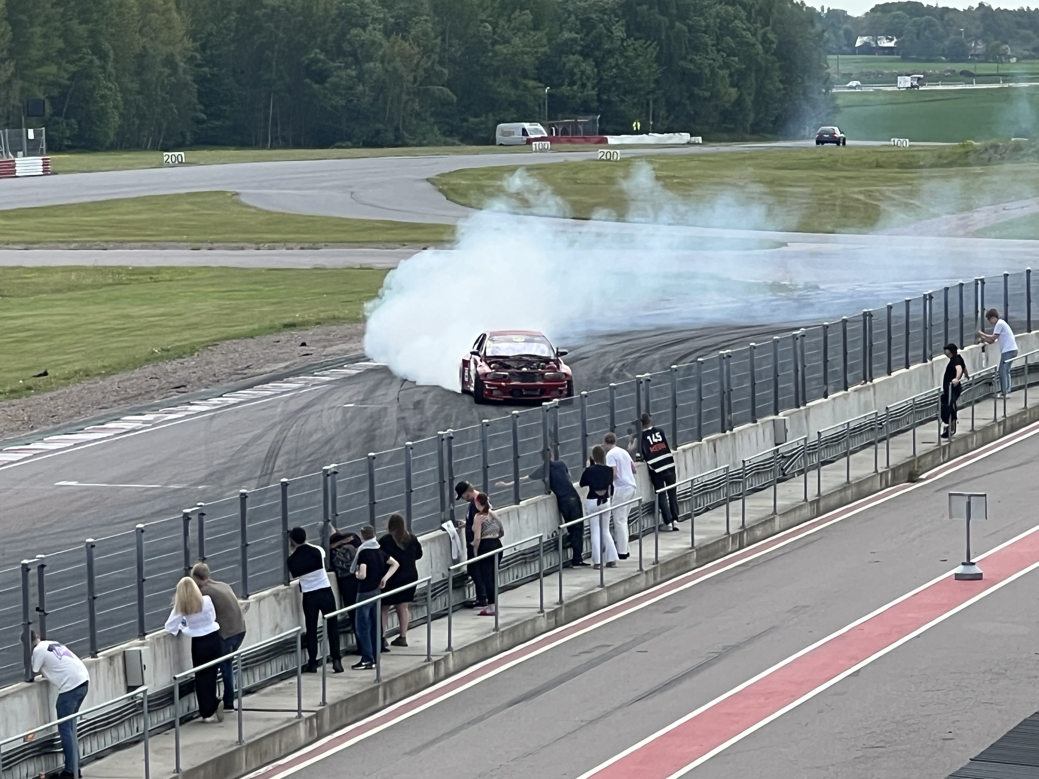 Drifting — röd bil i kurvan