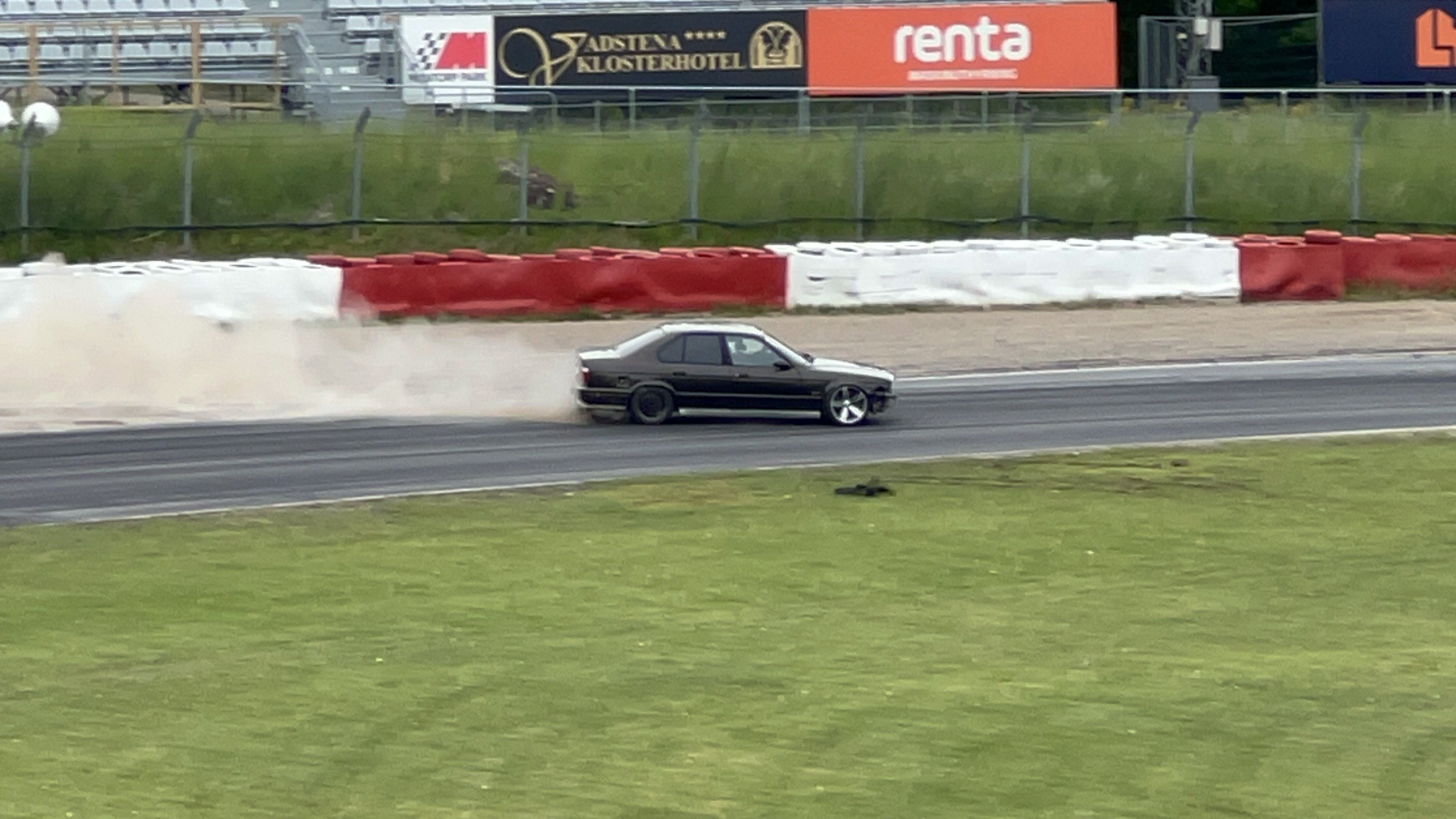Svart E5x — rök mot Vadstena-horisonten