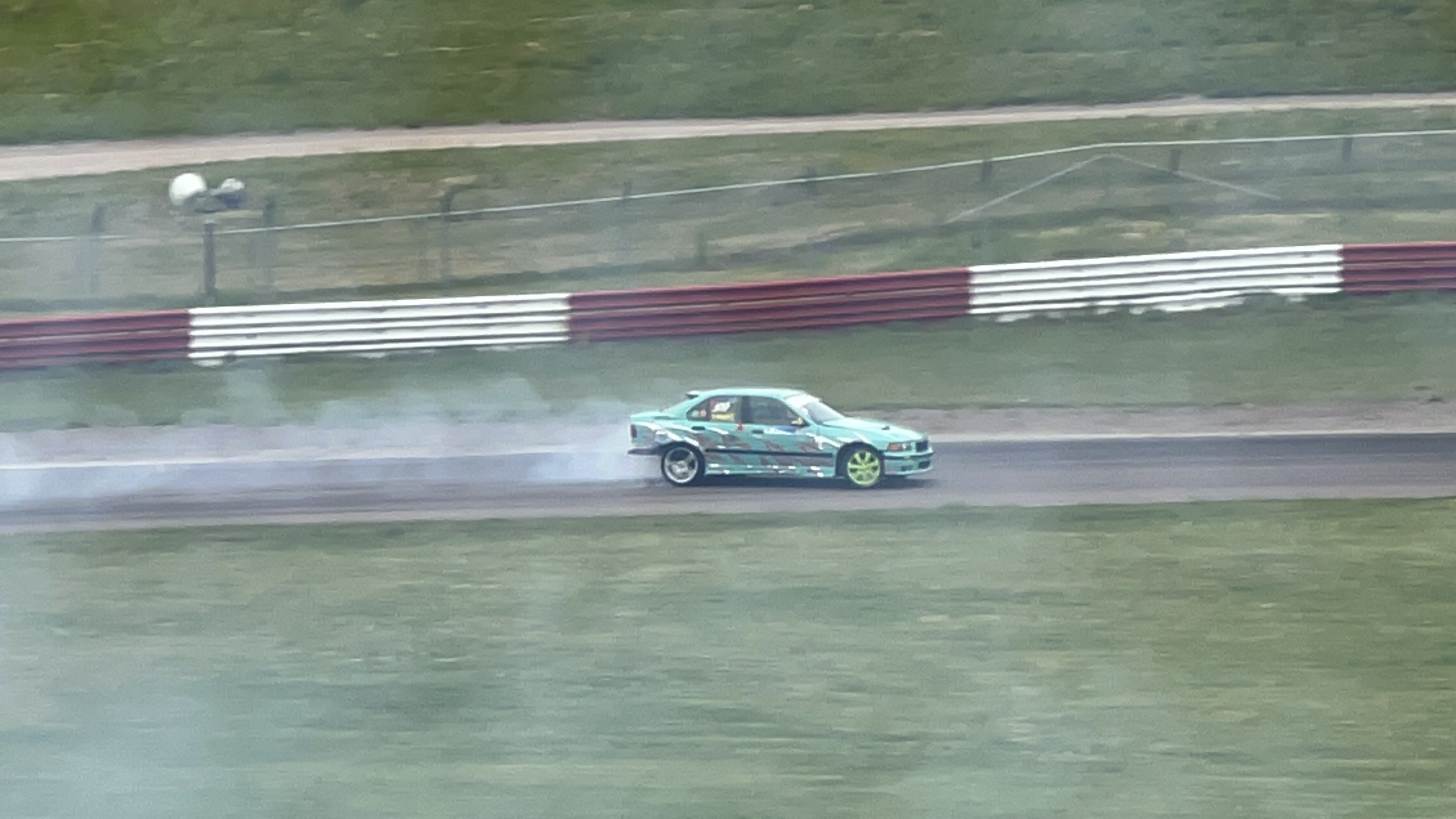 T-PARTS E36 — turkos flamlackering på ovalen